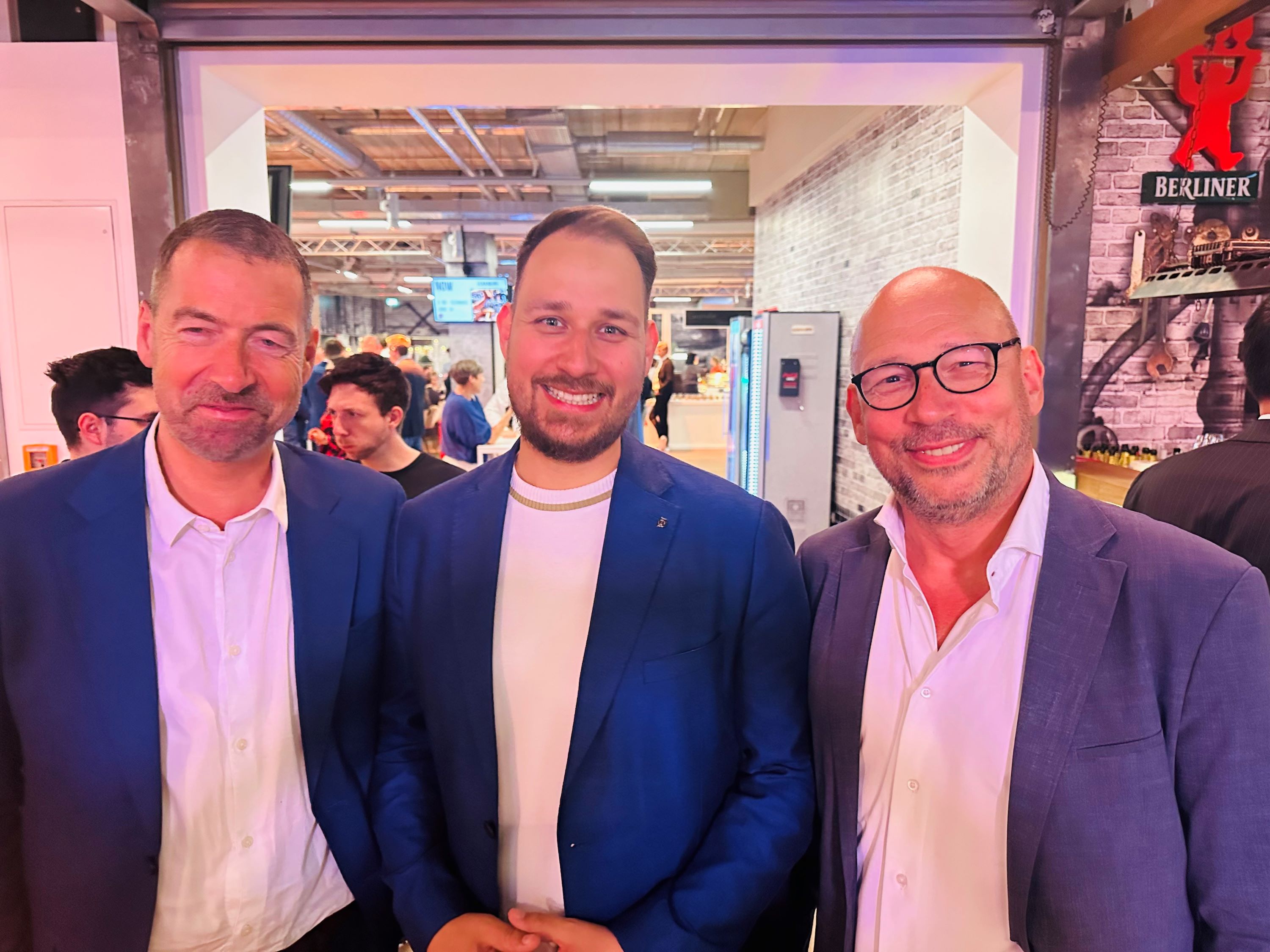 v.l. Urs Ganter, Ganter Architekten, Wilhelm Gruenewald und Michael Gruenewald, H24 Hotel Management GmbH | BERLINboxx